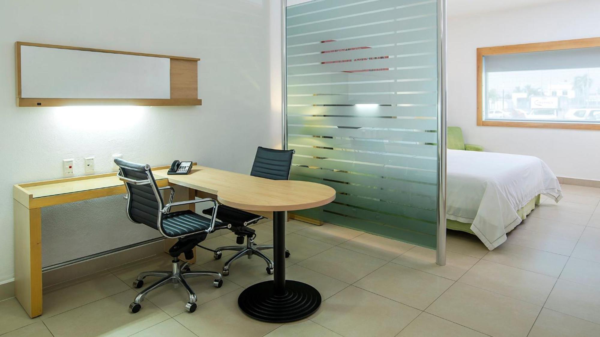 Express By Ihg Hotel 4*